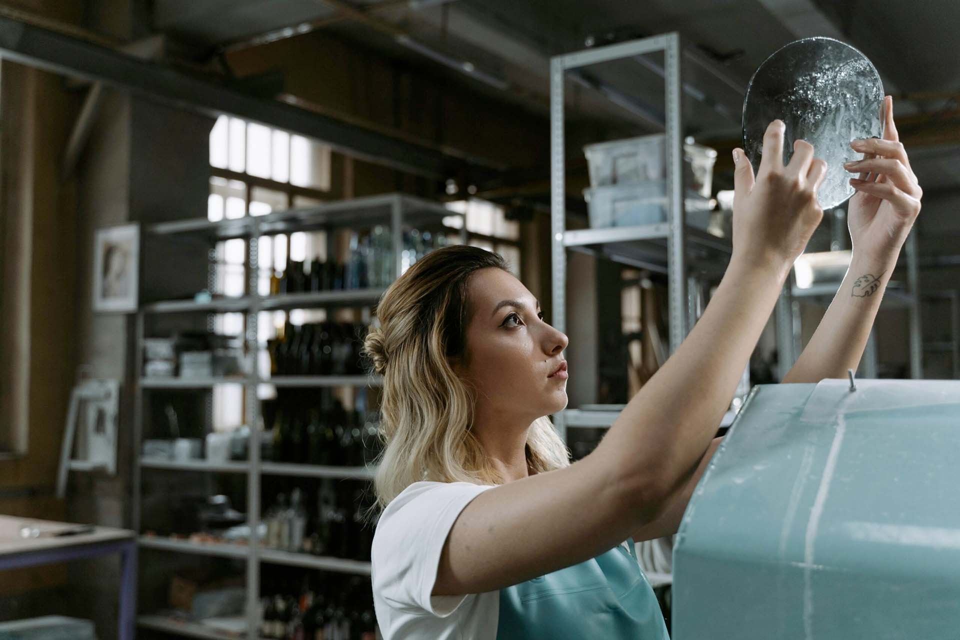 Qualitätskontrolle von Glas nach der automatisierten Produktion durch EEP-Roboter.